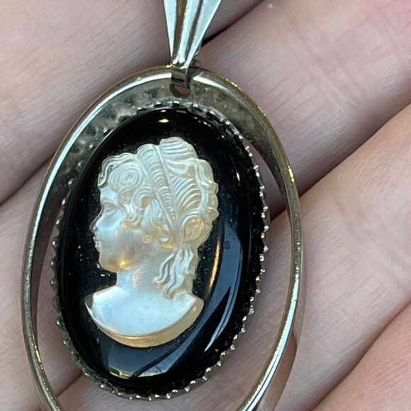 Vtg Iridescent Frosted Glass Cameo Pendant Necklace Silver Tone 24” Rope Chain - Picture 6 of 7